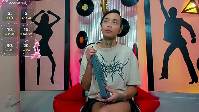 nickyminach  online show from December 19, 2025, 7:32 pm