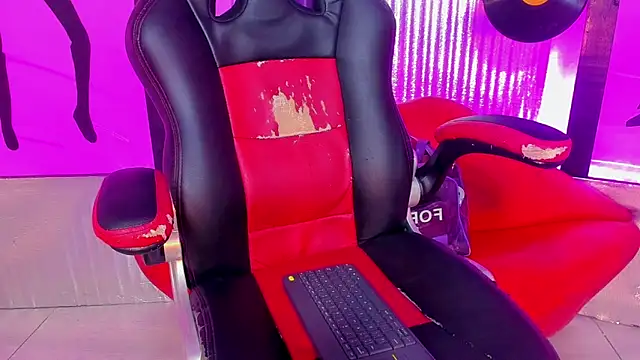 nickyminach  online show from March 31, 2026, 7:36 pm