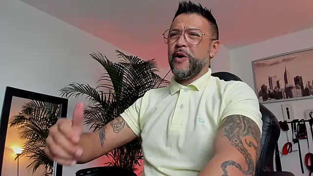 MrFrank tattoo online show from December 9, 2024, 6:35 pm