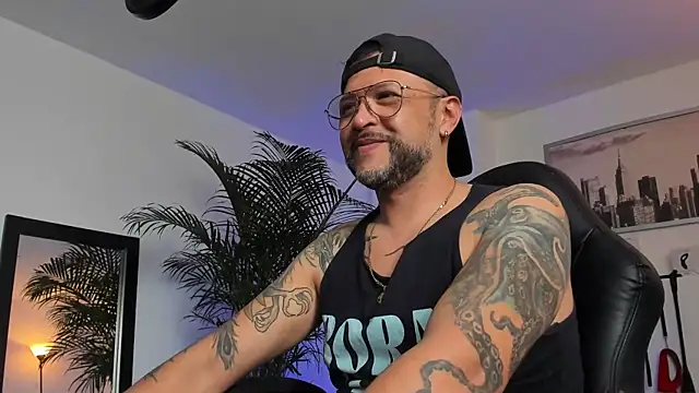 MrFrank tattoo online show from January 29, 2025, 4:08 pm