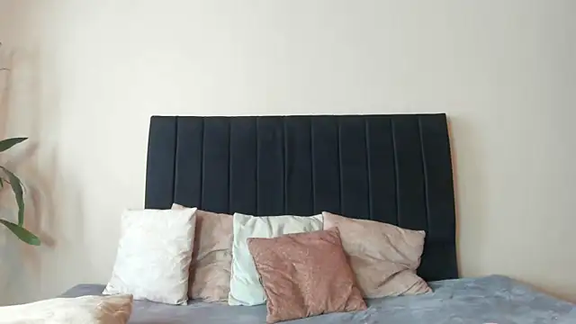 Isa And Natasha online show from February 20, 2025, 3:30 pm