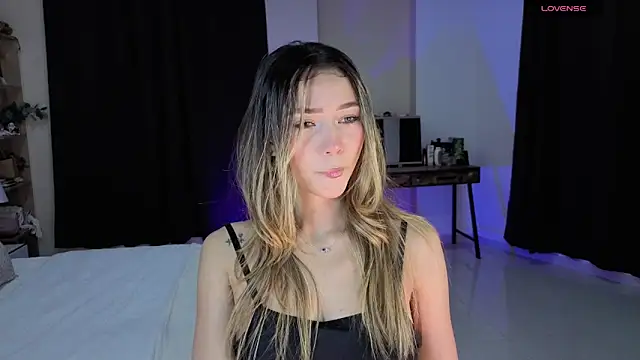 AmelieAxie online show from May 13, 2026, 3:04 am