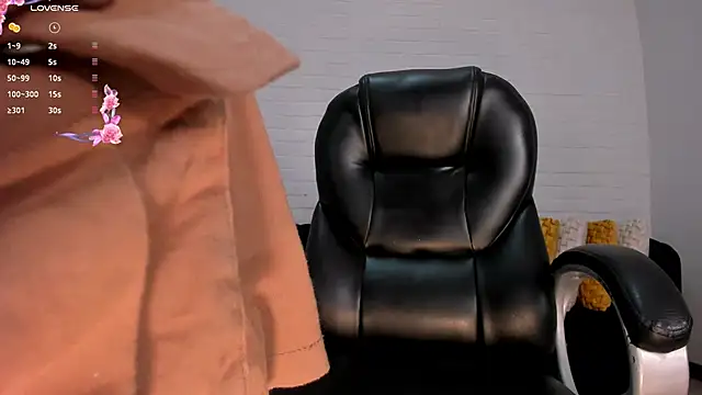 JuanitaClay online show from February 12, 2025, 6:30 pm