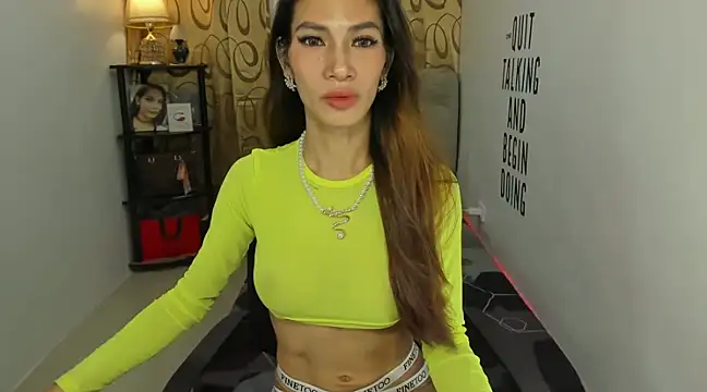 Snapshot of Trixie_Mattel21 chatting on December 14, 2024, 11:12 pm Trixie Mattel21 online show from December 14, 2024, 11:12 pm