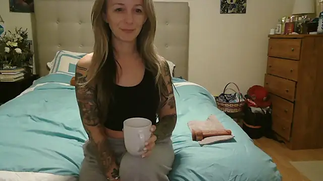 Heyitsmee33 online show from April 23, 2026, 10:14 am