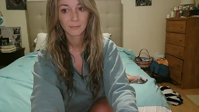 Heyitsmee33 online show from April 27, 2026, 10:13 am