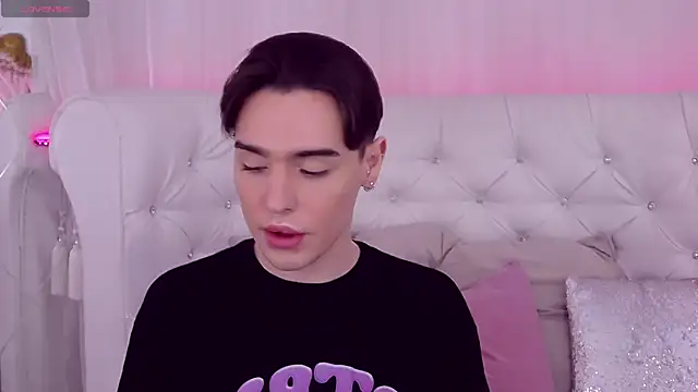 Snapshot of RobbyCharming chatting on February 3, 2025, 7:42 pm RobbyCharming online show from February 3, 2025, 7:42 pm