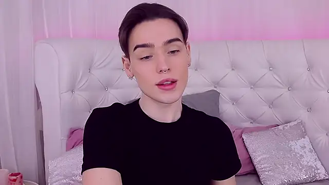 Snapshot of RobbyCharming chatting on February 6, 2025, 7:51 pm RobbyCharming online show from February 6, 2025, 7:51 pm