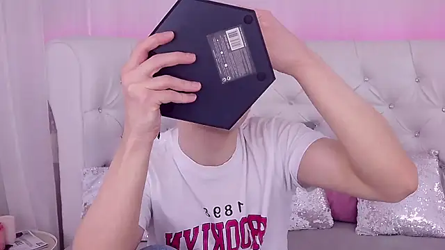 Snapshot of RobbyCharming chatting on February 17, 2025, 7:42 pm RobbyCharming online show from February 17, 2025, 7:42 pm