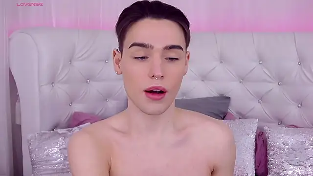 Snapshot of RobbyCharming chatting on March 6, 2025, 7:43 pm RobbyCharming online show from March 6, 2025, 7:43 pm