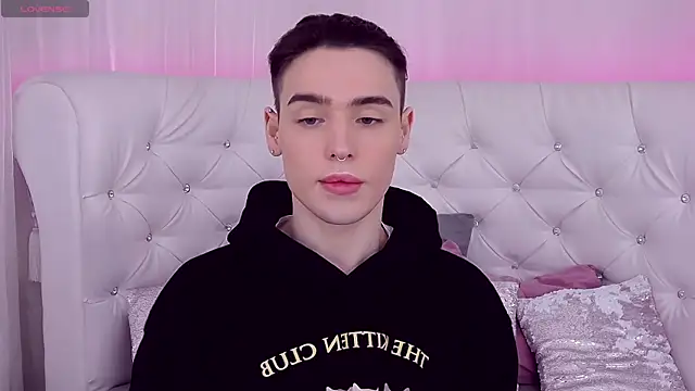 Snapshot of RobbyCharming chatting on March 7, 2025, 7:38 pm RobbyCharming online show from March 7, 2025, 7:38 pm