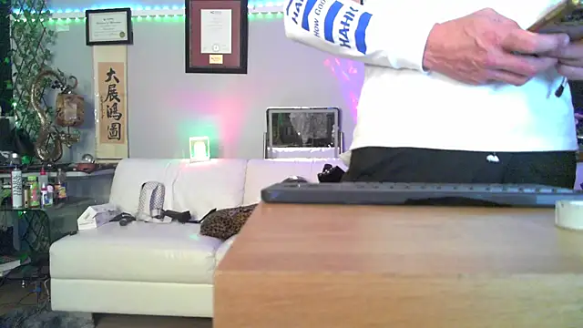 Snapshot of OSIRlS chatting on October 18, 2025, 10:27 am OSIRlS online show from October 18, 2025, 10:27 am