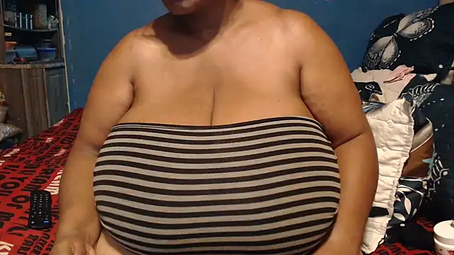 CUTEFIRMMELONSS online show from February 28, 2026, 7:37 pm