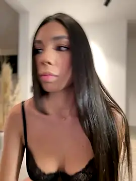 Snapshot of EllaSanz_ chatting on September 26, 2025, 10:47 pm EllaSanz online show from September 26, 2025, 10:47 pm
