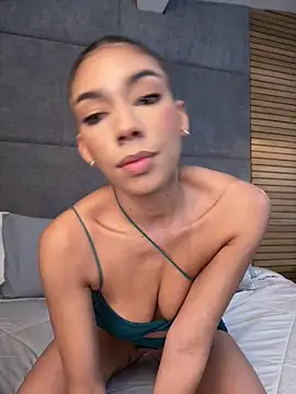 EllaSanz  online show from May 19, 2026, 10:27 pm