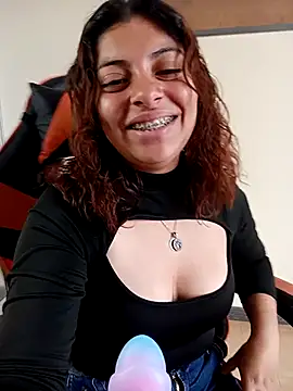 Snapshot of Iam_Issaa chatting on May 28, 2026, 7:33 pm Iam Issaa online show from May 28, 2026, 7:33 pm