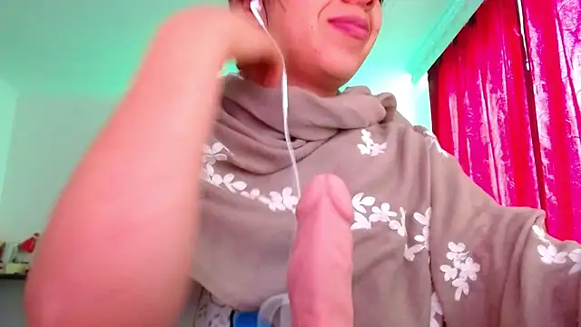 Snapshot of VALERY_MEER chatting on April 7, 2026, 12:16 pm VALERY MEER online show from April 7, 2026, 12:16 pm