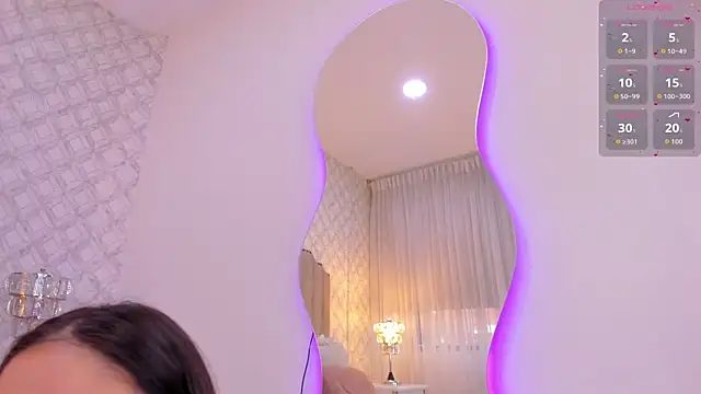 Pia Johnson  online show from November 4, 2025, 11:42 am