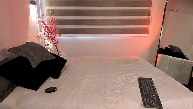 MERIDA TAYLOR online show from September 13, 2025, 1:11 pm