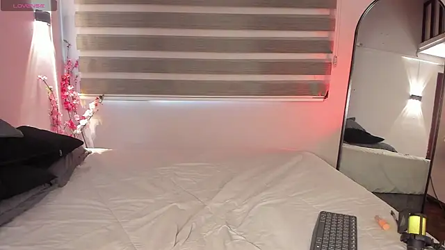 MERIDA TAYLOR online show from October 6, 2025, 1:52 pm