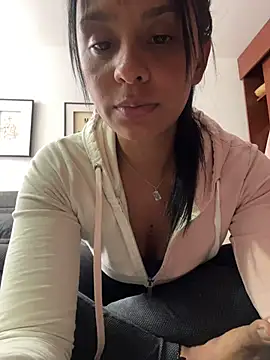 Snapshot of J_loren chatting on May 23, 2026, 9:08 pm J loren online show from May 23, 2026, 9:08 pm