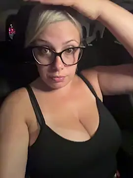 EvaWelly online show from June 27, 2026, 8:25 pm