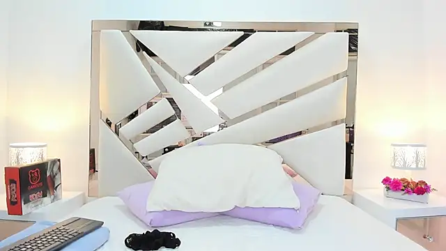 Naughty  Mom online show from March 16, 2025, 10:33 am