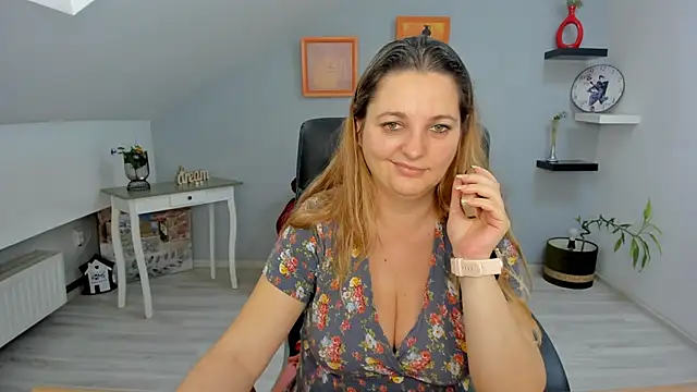 LollaGirl online show from February 7, 2025, 10:19 am