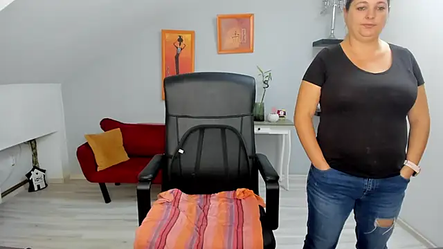 LollaGirl online show from October 9, 2025, 3:37 am