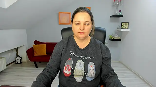 LollaGirl online show from January 12, 2026, 4:18 am