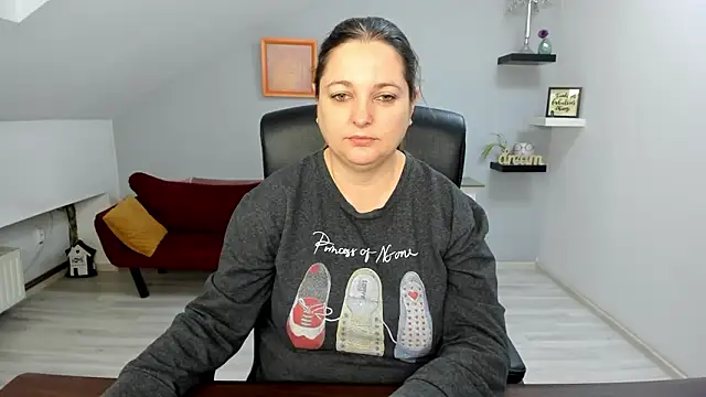 LollaGirl online show from February 10, 2026, 4:16 am