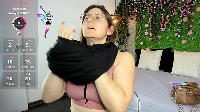 SarahDeyvis online show from November 18, 2025, 6:01 pm