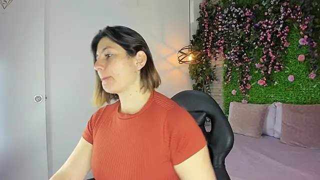 SarahDeyvis online show from February 17, 2026, 1:29 pm