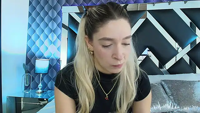 victoriaa lee  online show from January 12, 2025, 6:59 pm