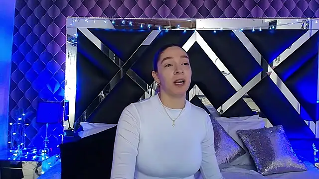 victoriaa lee  online show from February 2, 2026, 7:01 pm