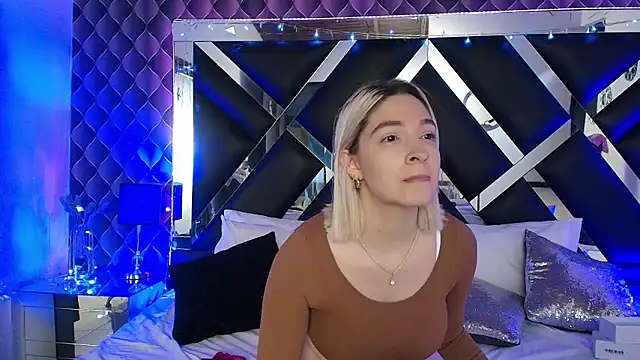 victoriaa lee  online show from April 17, 2026, 7:39 pm