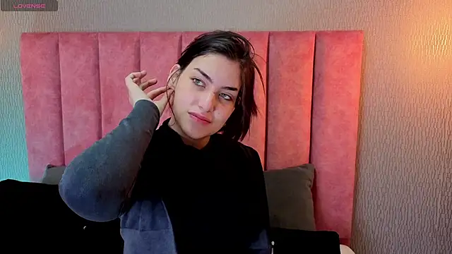 Alexa Thaylor  online show from December 16, 2025, 3:06 pm