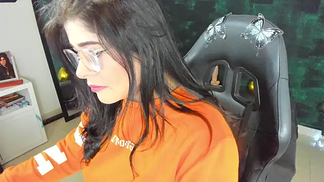 Snapshot of BellaFlaming chatting on December 20, 2024, 11:00 am BellaFlaming online show from December 20, 2024, 11:00 am