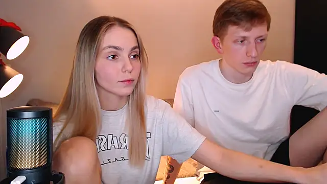 juliaanddima online show from December 16, 2025, 9:20 pm