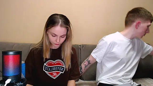 juliaanddima online show from March 23, 2026, 10:25 pm