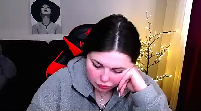 Emily Mo online show from February 27, 2025, 9:43 am