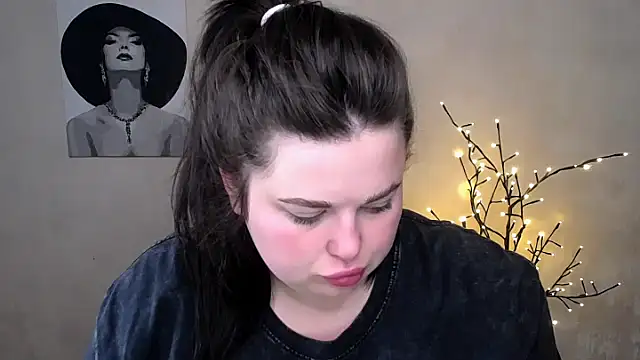 Emily Mo online show from September 9, 2025, 5:40 am