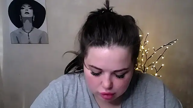 Emily Mo online show from September 22, 2025, 5:53 am