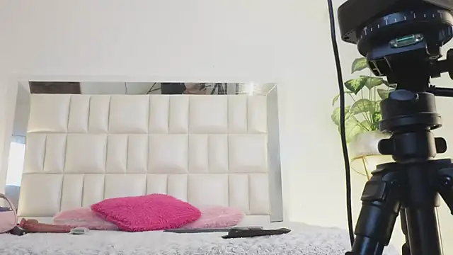 Anais aradia online show from February 15, 2025, 8:22 am