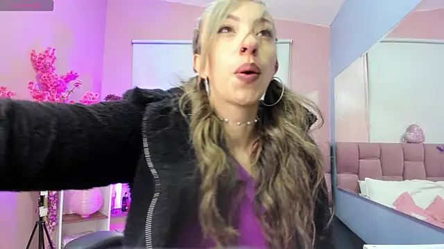 mia thompsonn  online show from December 3, 2025, 1:53 pm