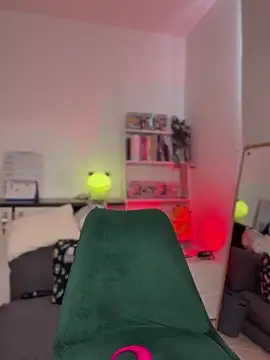 Snapshot of Your_Honeey chatting on February 13, 2026, 7:43 pm Your Honeey online show from February 13, 2026, 7:43 pm