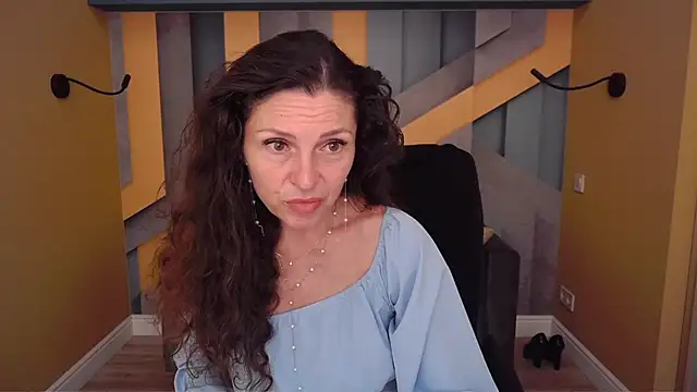 Snapshot of EllaLong chatting on June 5, 2026, 11:49 am EllaLong online show from June 5, 2026, 11:49 am