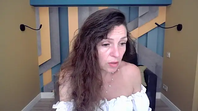 Snapshot of EllaLong chatting on June 16, 2026, 11:24 am EllaLong online show from June 16, 2026, 11:24 am