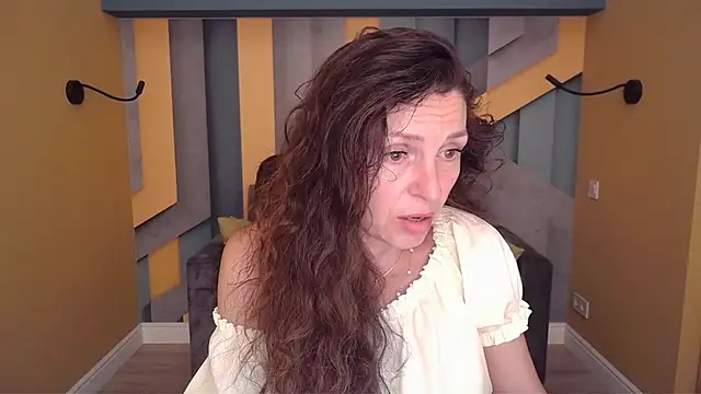 Snapshot of EllaLong chatting on June 20, 2026, 11:24 am EllaLong online show from June 20, 2026, 11:24 am