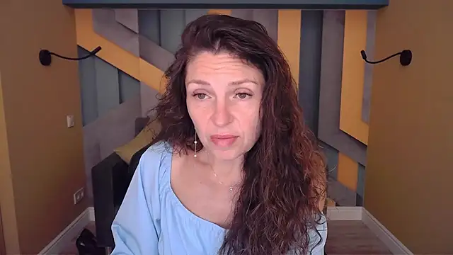 Snapshot of EllaLong chatting on July 5, 2026, 11:28 am EllaLong online show from July 5, 2026, 11:28 am